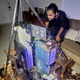 Imagen para el artículo titulado Detrás de esta espectacular foto del Joker solo hay ingenio: se hizo con objetos de una casa cualquiera
